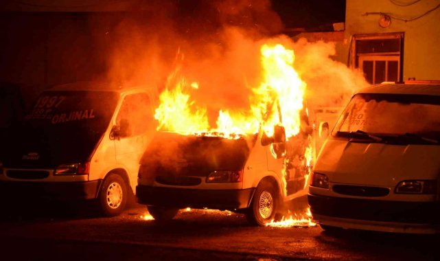 Galerideki minibüs alev aldı