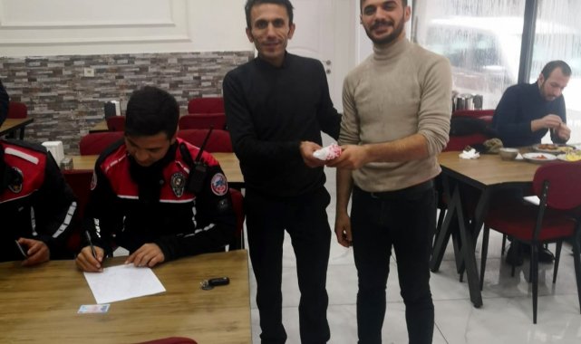 Garson, bulduğu 5 bin TL'yi sahibine teslim etti