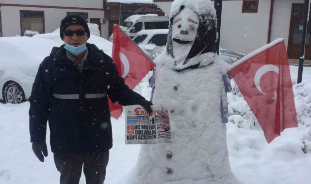 Gazete dağıtıcısının yaptığı kardan adam ilçenin maskotu oldu