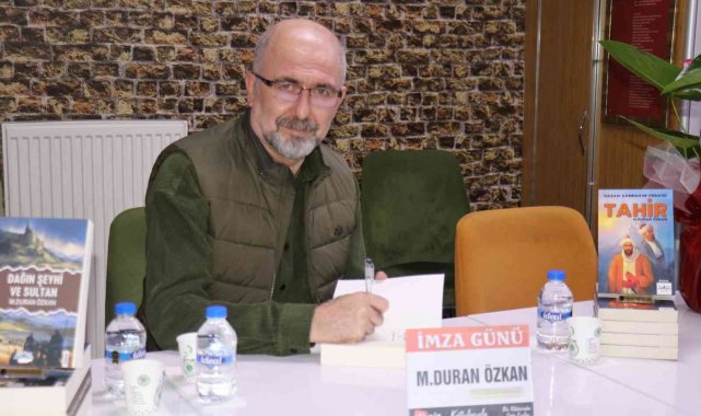 Gazeteci -Yazar Özkan, ikinci kitabının imza gününde kitapseverlerle buluştu