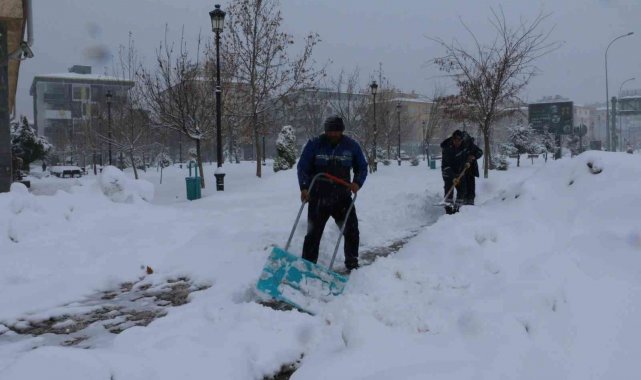 Gaziantep Büyükşehir, bin 600 saha personeli ve 562 araçla vatandaşın yardımına koşuyor