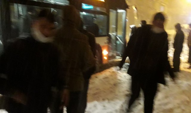 Gaziantep'i kar vurdu: Vatandaşlar yolda kalan araçlarda mahsur kaldı