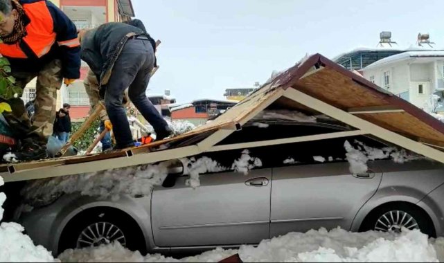 Gaziantep'te çatı çöktü, 20 araç hasar gördü