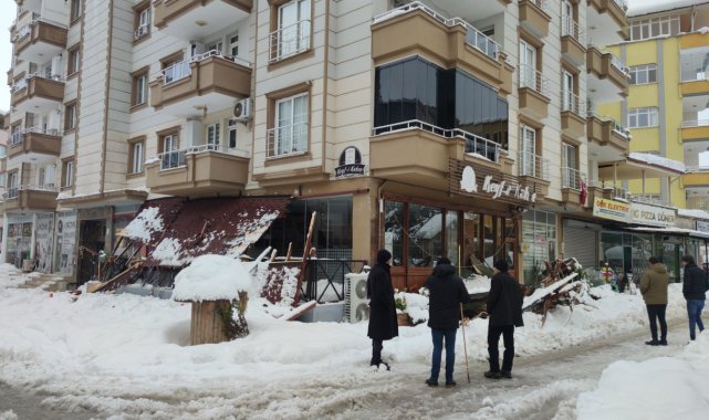 Gaziantep'te çatıdan düşen karlar iş yerlerine zarar verdi