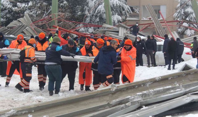 Gaziantep'te çöken pazar yeri çatısının enkazı kaldırılıyor