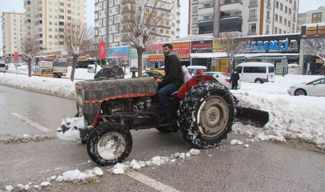 Gaziantep'te vatandaş traktörüyle karları temizledi
