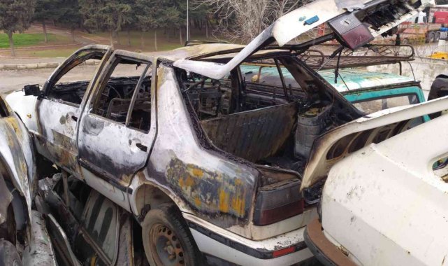 Gaziantep&#039;te yanan otomobilin bagajında ceset bulundu