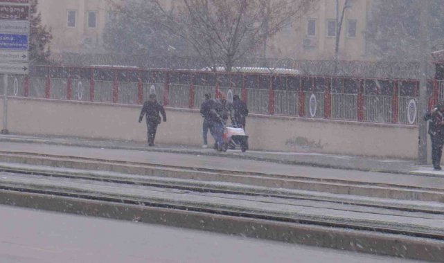 Gaziantep'te yılın ilk kar yağışı başladı