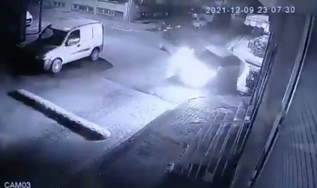 Gaziosmanpaşa&#039;da aynı noktada yaşanan 2 kaza kamerada