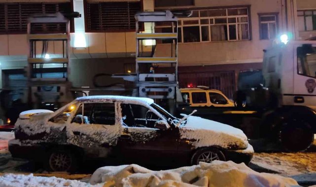 Gaziosmanpaşa'da yıllardır park halinde olan otomobil yandı, içerisinden erkek cesedi çıktı