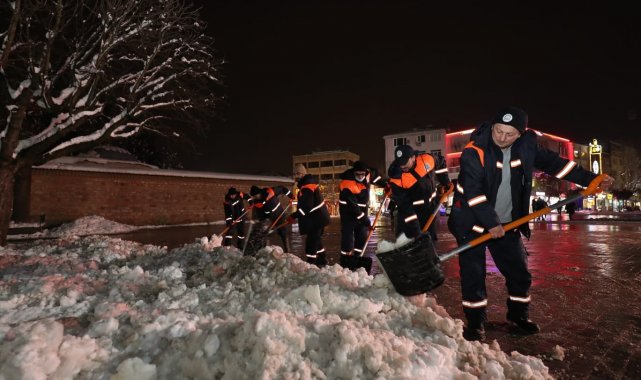 Gebze'de ekipler gece mesaisinde