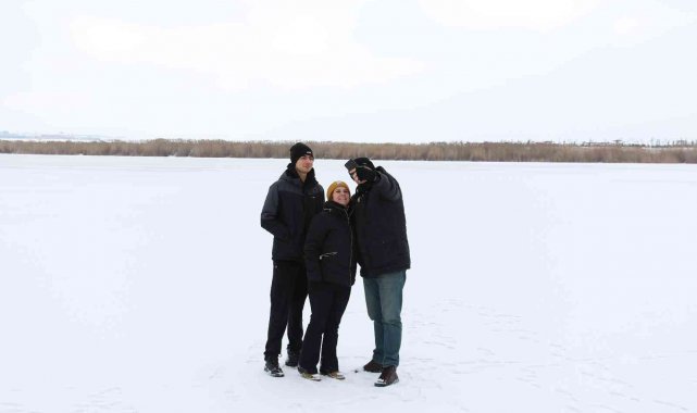 Gece -10 dereceye varan soğuk hava Mogan Gölü'nü dondurdu