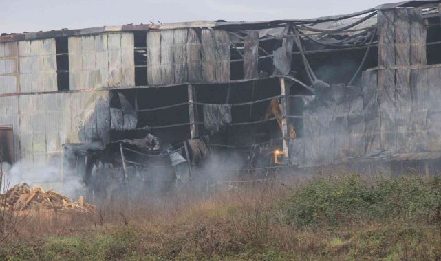 Gece alevlere teslim olan plastik fabrikasında malzeme tahliyeleri sürüyor