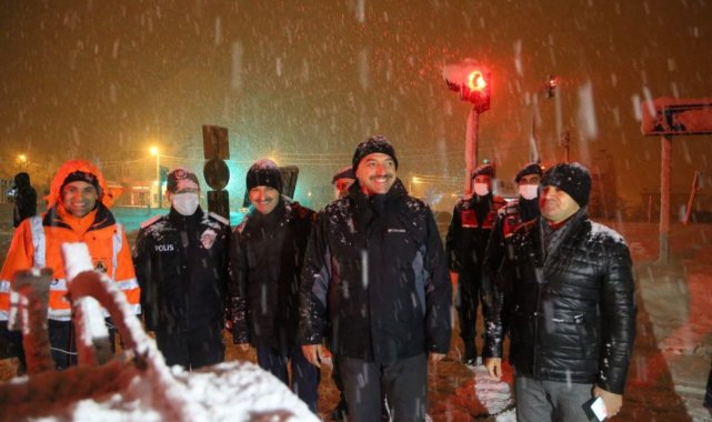 Gece lapa lapa yağan karda ekipler biran olsun uyumadı