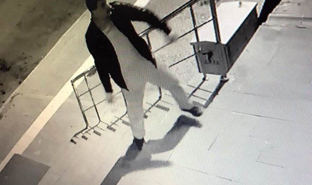 Gece yarısı altı dükkanın camlarını taşla indirdi