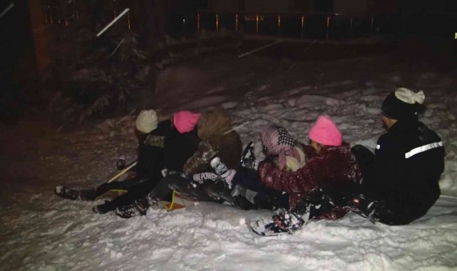 Gece yarısı naylon çuvallarla kaymanın keyfini yaşadılar