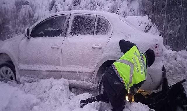 Geçirdikleri kazada donmak üzere olan aileyi jandarma ekipleri ısıttı