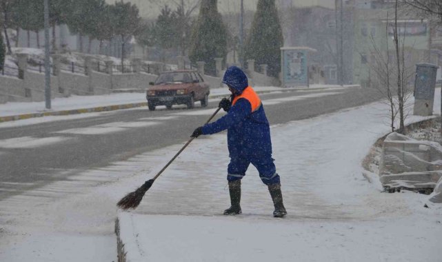 Gediz Belediyesi ekipleri karla mücadele için sahada