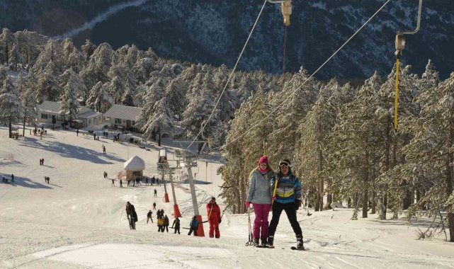 Gediz Murat Dağı Termal Kayak Merkezi&#039;nde yarıyıl tatili yoğunluğu