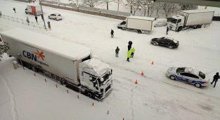 Genç-Diyarbakır yolu ulaşıma kapandı, onlarca araç yolda kaldı