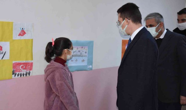 Genç ilçesinde öğrenciler '15 Temmuz' resim sergisi açtı