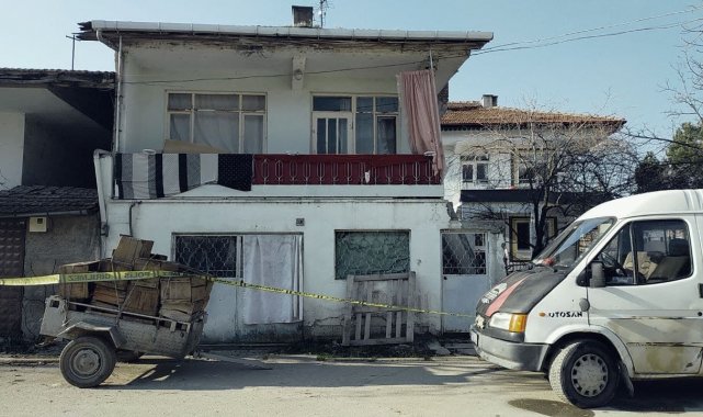 Genç kız, tartıştığı annesini önce bıçakladı sonra kabloyla boğarak öldürdü