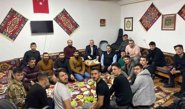 Gençler camileri ziyaret etti