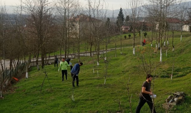 Gençler huzurevinin bahçesini temizledi