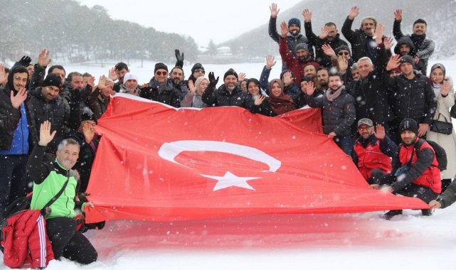 Gençler kar altında doğa yürüyüşü yaptı