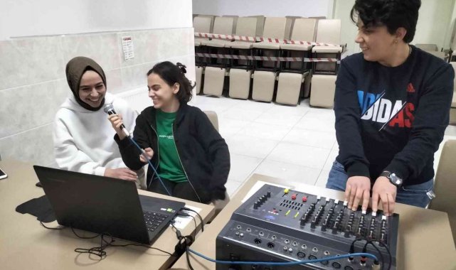 Gençler karaoke etkinliğinde gönüllerince eğlendi