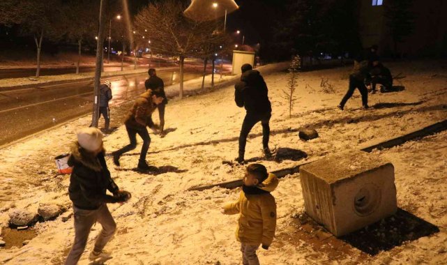 Gençler kartopu savaşı ve kayak keyfi yaparak eğlendiler