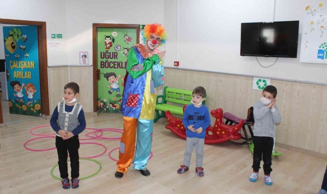 Gençler minik gönüllere dokundu