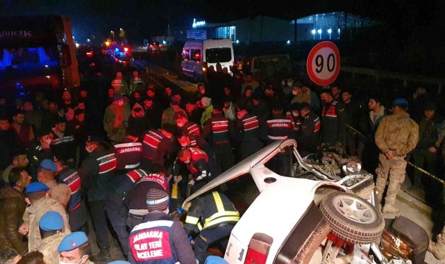 Gençlerin hayatını kaybettiği feci kaza son sürat geldi, o anlar kamerada