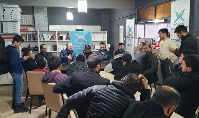 Gençlerle sohbet ettiler