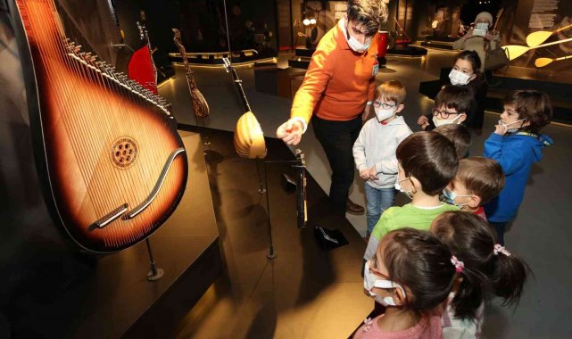 Geri dönüşüm malzemelerden enstrüman yaptılar