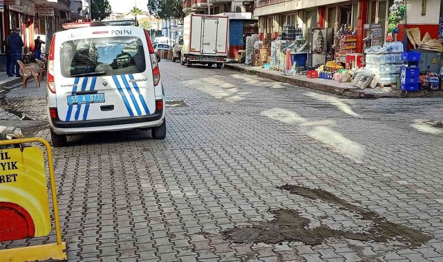 Geri geri gelen aracın altında kaldı