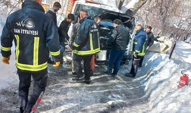 Gevaş&#039;ta araç yangını maddi hasara yol açtı