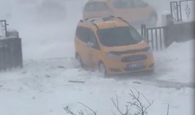 Gevaş&#039;ta fırtına hayatı olumsuz etkiledi