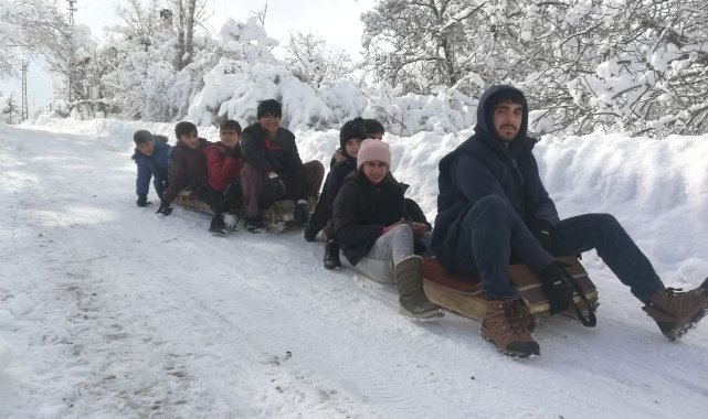 Gevaşlı gençlerin kızak keyfi