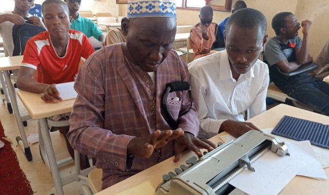 Gine'de Arapça öğrenen engelliler Kur'an-ı Kerim okuyor