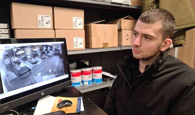 Girdiği markette kasaları boşaltıp üstüne soda içti