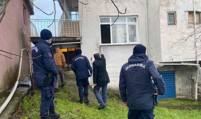 Girdikleri evden ziynet eşyalarını çaldılar