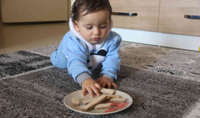 Gofretin içinden kağıtlar çıktı, 10 aylık bebek ölümden döndü