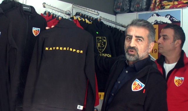 Gol atan futbolcunun forması Store'da