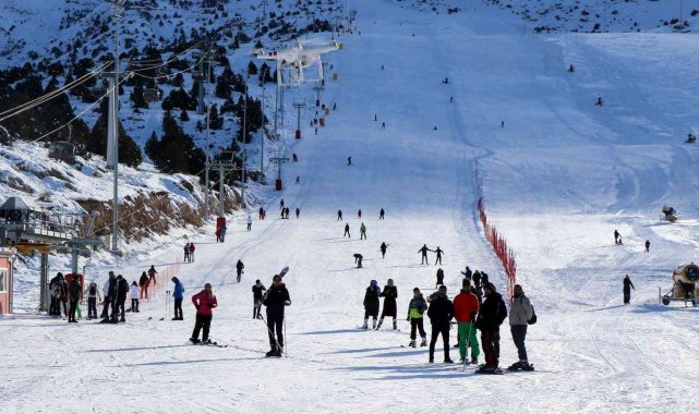 Göl manzaralı Ergan Dağında kayak keyfi