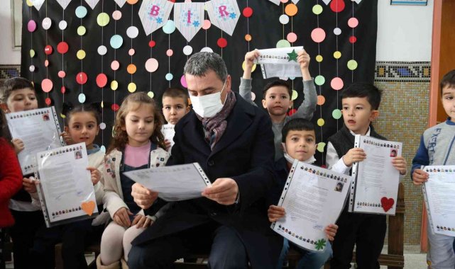 Gölbaşı Belediye Başkanı Şimşek'ten minik öğrencilere karne hediyesi
