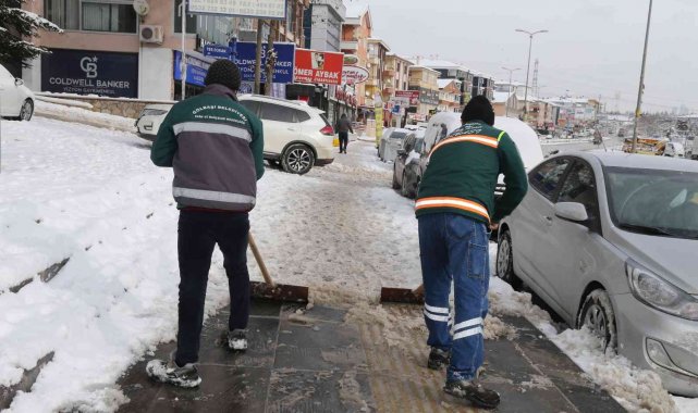 Gölbaşı Belediyesi ekipleri kar mesaisinde