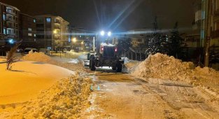 Gölbaşı Belediyesi, kaldırımlarda kar temizleme ve tuzlama yapıyor