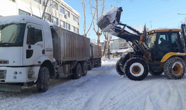 Gölbaşı ilçesinde karla mücadele sürüyor