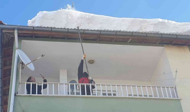 Gölbaşı itfaiyesi çatılardaki karları temizliyor